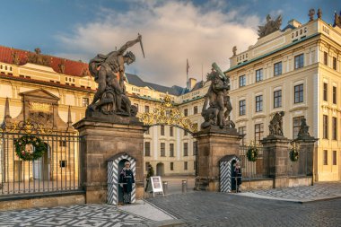 Prag, Çek Cumhuriyeti - 20 Aralık 2024: Prag Kalesi 'nin ana girişi kışlık üniformalı muhafız kulübesi  