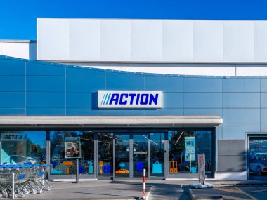 Savigliano, İtalya - 17 Aralık 2024: Action Store indirimli girişinde mavi gökyüzü logosu var. Düşük maliyetli ürünler satan Hollanda mağaza zinciri. Eylemin Avrupa 'da 400' den fazla mağazası var