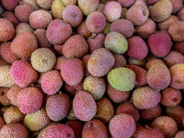 Manavın tezgahında Lychee meyveleri, Madacascar Lychee 'nin üst manzarası.