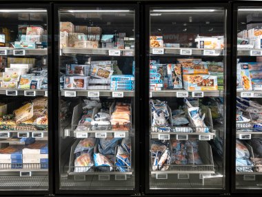 İtalya - 14 Ocak 2025: Aldi süpermarket vitrinlerinde sergilenen balık ve yiyecekler donduruldu