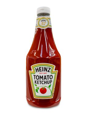 İtalya - 20 Ocak 2024: Sıkıştırılabilir plastik şişede Heinz Domates Ketçapı beyaza izole edilmiş ve kırpma yolu da dahil