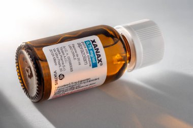 İtalya - 25 Ocak 2025: Şişe içinde Xanax Alprazolam, anksiyete tedavisinde kullanılan Alprazolam aktif madde 