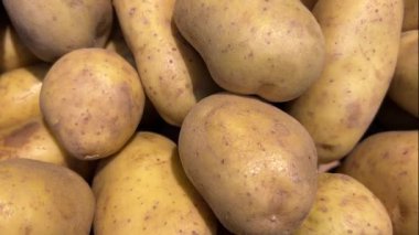 Manavın tezgahında ayarlanmış sarı etli patatesler. Patateslerin izini sürüyorum.