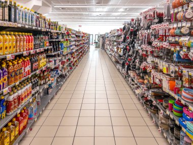 İtalya - 25 Ocak 2025: Koridor, mutfak ürünleri ve raflarda sergilenen aletlerle İtalyan süpermarketi