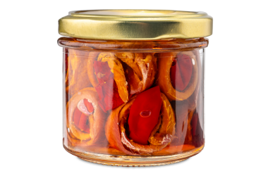 Doldurulmuş ançüez fileto ve biber biberli cam kavanozdaki yağ izole edilmiş.