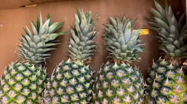 Karton kutudaki ananaslar, süpermarkette satılan ananaslar üzerindeki üst görünüm izleme görüntüleri.