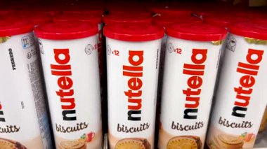 İtalya - 08 Şubat 2025: Ferrero Nutella Bisküvileri, İtalyan süpermarketlerinde satılık karton tüp paketlerinde çikolata fındıklı kremayla dolu kurabiyelerin izlenmesi
