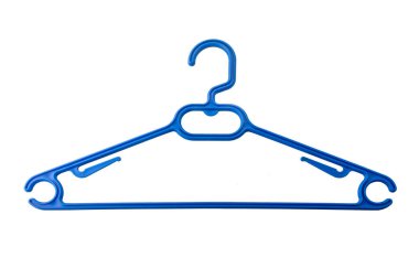 Çok işlevli mavi plastik elbise askısı beyaz üzerine izole edilmiş ve kırpma yolu da dahil