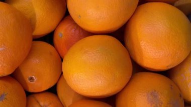 Portakallar sebze dükkanında sergileniyor. Portakal meyvelerinin üst görüntüsünde.