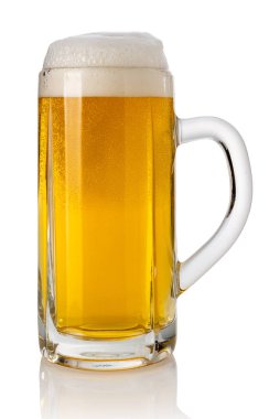 Kırpma yolu dahil olmak üzere köpüklü bira kupası beyaz üzerine izole 