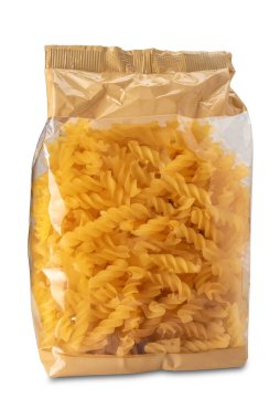Beyaz üzerine izole edilmiş, kırpma yolu da dahil olmak üzere açık bir poşette paketlenmiş Fusilli makarna.