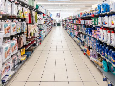 İtalya - 30 Haziran 2024: İtalyan süpermarketinde satılık ev temizlik ürünleri ve deterjanları sergilenen raflarla dolu koridor