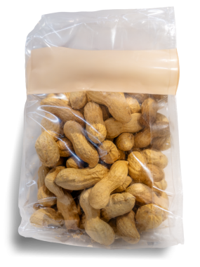 Kopya alanı ile boş etiketli temiz selofan poşetteki fıstıklar, kesilir