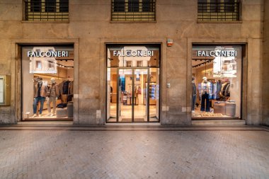 Cuneo, İtalya - 03 Mart 2025: Corso Nthe atari salonlarının altındaki FALCONERI mağazası. Falconeri İtalyan Oniverse markası örgü ve kaşmir üretiminde uzmandır.