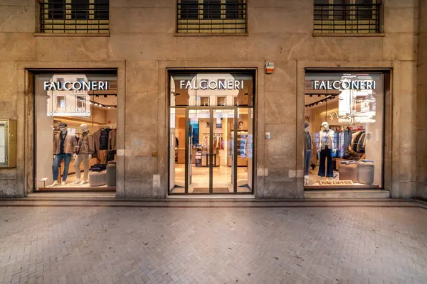 Cuneo, İtalya - 03 Mart 2025: Corso Nthe atari salonlarının altındaki FALCONERI mağazası. Falconeri İtalyan Oniverse markası örgü ve kaşmir üretiminde uzmandır.