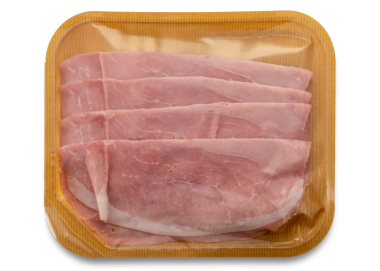 Şeffaf kahverengi plastik kağıt tepside pişirilmiş jambon dilimleri izole edilmiş.