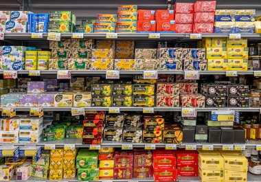 İtalya - 05 Mart 2025: İtalyan süpermarketlerinde satışa sunulan çeşitli türde çay paketleri ve farklı markalar