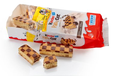 Alba - İtalya - 13 Mart 2025: Pan e Cioc Kinder Ferrero pandispanya ve çikolata, tüm aperatif ve beyaz arka planda 10 parçalı İtalyan paketinin yanında bir kesik