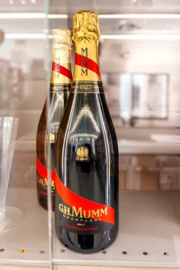 İtalya - 06 Mart 2025: bir şişe şampanya G.H. Mumm Cordon Rouge pencerede sergilendi