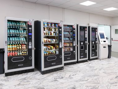 İtalya - 20 Mart 2025: Kahve molasında meşrubat, su ve atıştırmalık ve kahve dağıtıcıları