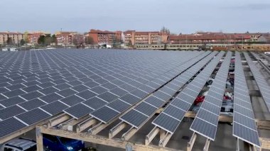 Fotovoltaik güneş panelleri İtalya 'nın Piedmont kentindeki Savigliano hastanesinin otoparkının çatısında düzenlendi. Güneş enerjisi üretim sistemi hakkında pano 