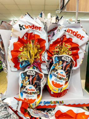 İtalya - 25 Mart 2025: Kinder GranSorpresa Dark Star Wars - İtalyan süpermarketinde Star Wars Sürprizi ile Kinder Ferrero Dev Paskalya Yumurtası