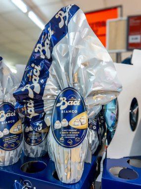 İtalya - 25 Mart 2025: Perugina Baci beyaz Paskalya yumurtası - Baci Perugina çikolatalı Paskalya yumurtaları İtalyan süpermarketinde satılıyor