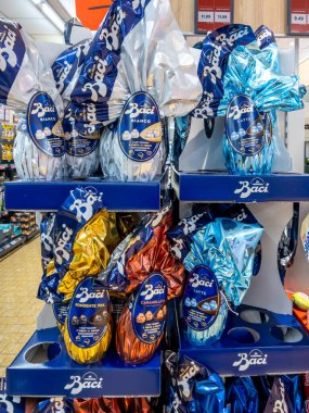 İtalya - 25 Mart 2025: Perugina Baci Paskalya yumurtası - Baci Perugina çikolatalı Paskalya yumurtaları İtalyan süpermarketinde satılıyor