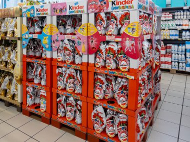 İtalya - 25 Mart 2025: Kinder Ferrero - Mucizevi, Prenses ve Pokemon - İtalyan süpermarketinde satılık reyonlarda paletlerin üzerinde renkli sergilenen Paskalya yumurtaları