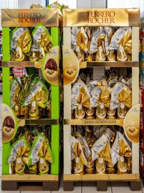 İtalya - 25 Mart 2025: Ferrero Rocher Paskalya çikolataları ve rockçı çikolataları İtalyan süpermarketlerinde satılık altın karton sergilenmesi sürpriz oldu