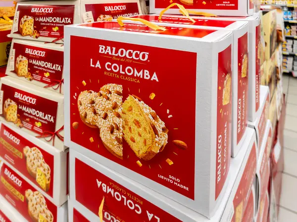 İtalya - 25 Mart 2025: Balocco markalı Paskalya pastası güvercini İtalyan süpermarketinde satışa sunuldu