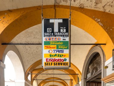Cuneo, Piedmont, İtalya - 28 Mart 2025: İtalyan tütün dükkanı tabelası ve piyango, enalotto ve totocalcio loto gişeleri Cuneo 'nun atari salonlarının altında