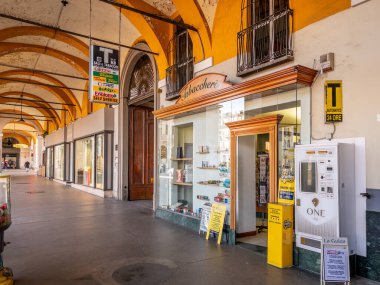 Cuneo, İtalya - 28 Mart 2025: Cuneo 'nun tarihi merkezindeki eski 19. yüzyıl binasının atari salonlarının altında tütün veya tütün dükkanı ve piyango gişesi