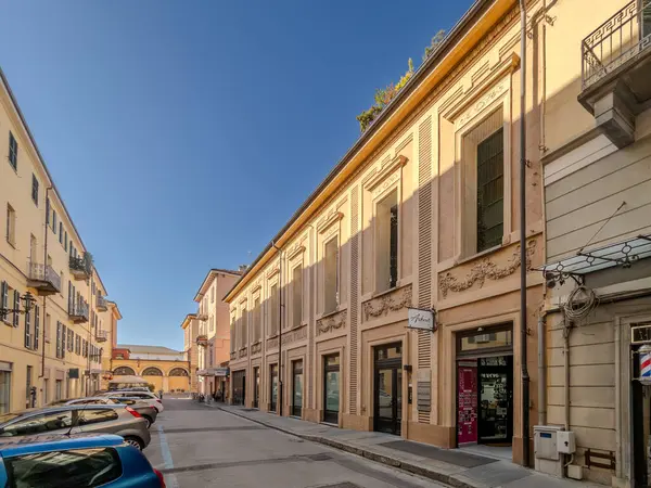 Cuneo, İtalya - 28 Mart 2025: Via Gustavo Ponza di S. Martino 'daki İtalyan sinemasının eski binası