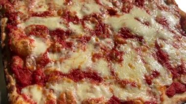 Domates soslu ve mozzarella peynirli kare margherita pizzası, pizzanın izini sürmek.