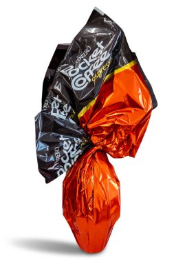 İtalya - 31 Mart 2025: Ferrero Pocket Kahve espresso Paskalya çikolatalı yumurta 