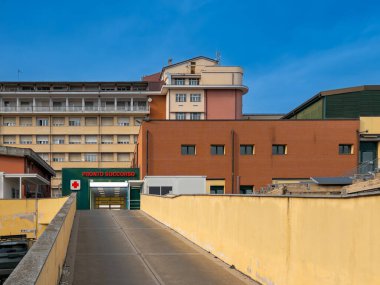Savigliano, Cuneo, İtalya - 20 Mart 2025: SS Annunziata hastanesinde ambulans rampası ile acil servis girişi 
