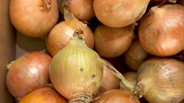 Manavın hazırladığı sandıkta soğanlar, altın soğanları takip ediyor.