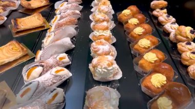 İtalyan hamur işleri sergilendi, Sicilyalı cannoli, rom baba, puf choux pasta dolduruldu ve krema ve kremayla süslendi. 