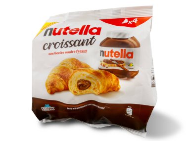 İtalya - 08 Nisan 2025: Ferrero Nutella dondurulmuş kruvasanlar, dondurulmuş tezgah satışları için paketlenmiş Nutella kremalı kruvasanlar