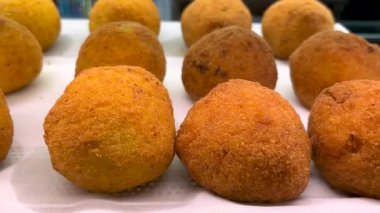 Sicilyalı Arancini, tipik bir pirinç kroketini soslu ve peynirli olarak izleyerek rosto sergiledi.