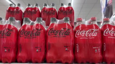 İtalya - 21 Nisan 2025: Coca Cola şekersiz ve Coca Cola 'nın orijinal tadı İtalyan süpermarket raflarında sergilenen mühürlü plastik şişelerdir.