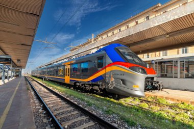Cuneo, İtalya - 3 Mart 2025: Trenitalia ETR 104 Pop elektrikli tren ve içinde elektrikli bisiklet şarj istasyonları. Cuneo istasyonunun raylarında pop elektirikli tren.