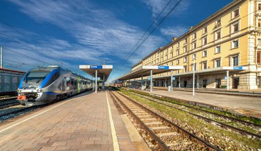 Cuneo, Piedmont, İtalya - 03 Mart 2025: Platformunda trenleri olan Cuneo Tren İstasyonu, RFI - Rete ferroviaria Italiana (İtalyan Demiryolu Ağı)