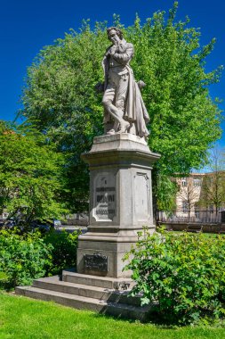 Saluzzo, İtalya: Neoklasik Bodoni yazı tipinin mucidi Giambattista Bodoni 'nin heykeli, Piazza Dante bahçesindeki heykel