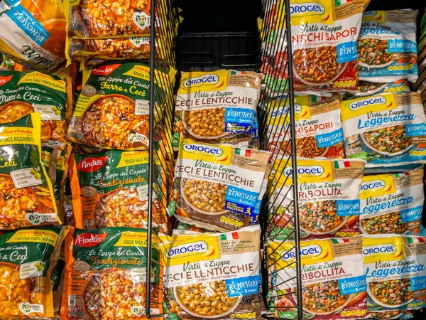 İtalya - 21 Nisan 2025: Çeşitli türde dondurulmuş çorbalar ve çeşitli baklagiller, Findus ve Orogel 'i soğutmalı tezgahta İtalyan süpermarketinde satışa sundu.