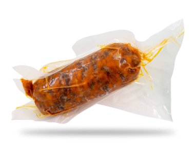 Süpürgeyle mühürlenmiş baharatlı Calabrian nduja kırpma yolu da dahil olmak üzere beyaza izole edilmiş.