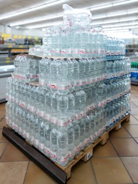 İtalya - 16 Nisan 2025: Plastik şişelerdeki maden suyu indirimli mağaza koridorunda paketlenip satılığa çıkarıldı