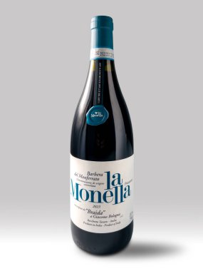 İtalya - 21 Nisan 2025: bir şişe Barbera del Monferrato, İtalyan köpüklü kırmızı şarap, Braida şaraphanesinden La Monella beyaz arka planda kırpma yolu da dahil