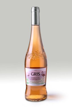 İtalya - 16 Mayıs 2025: Beyaz arka planda bir şişe Vino Gris Sable de Camargue, kırpma yolu dahil, tipik Fransız gülü şarabı 